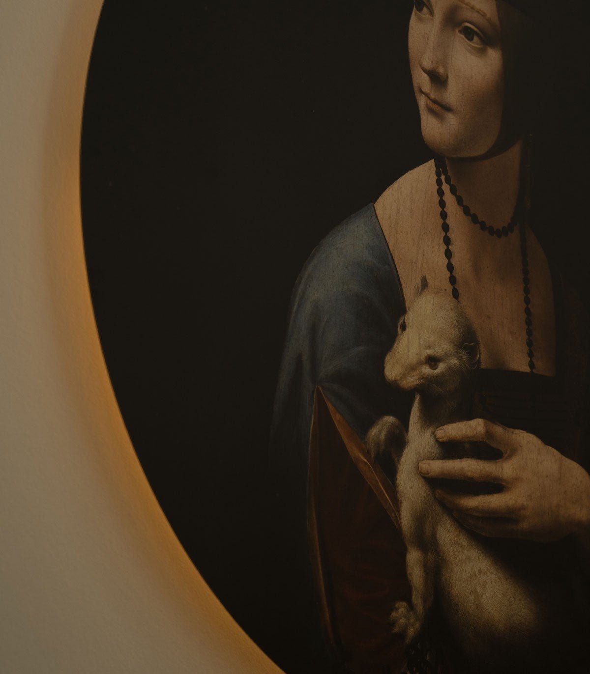 Dots Lighting Lady with an Ermine - Wallcolors®