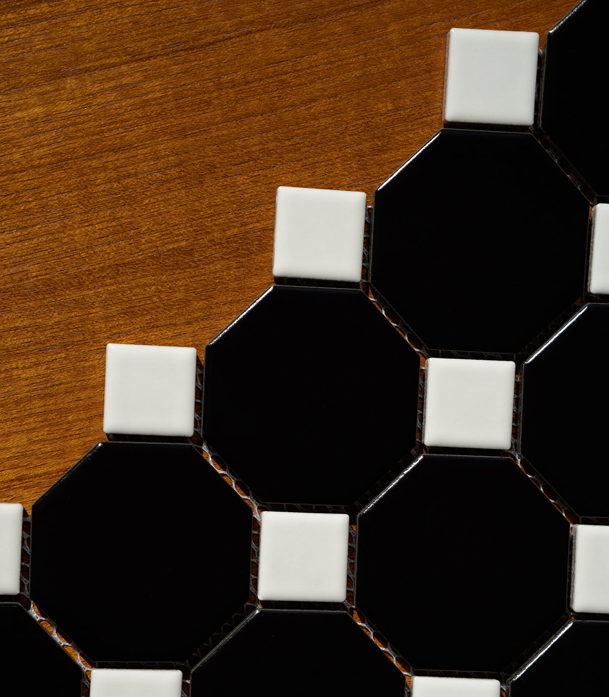 Mosaico octagonal negro clásico mate