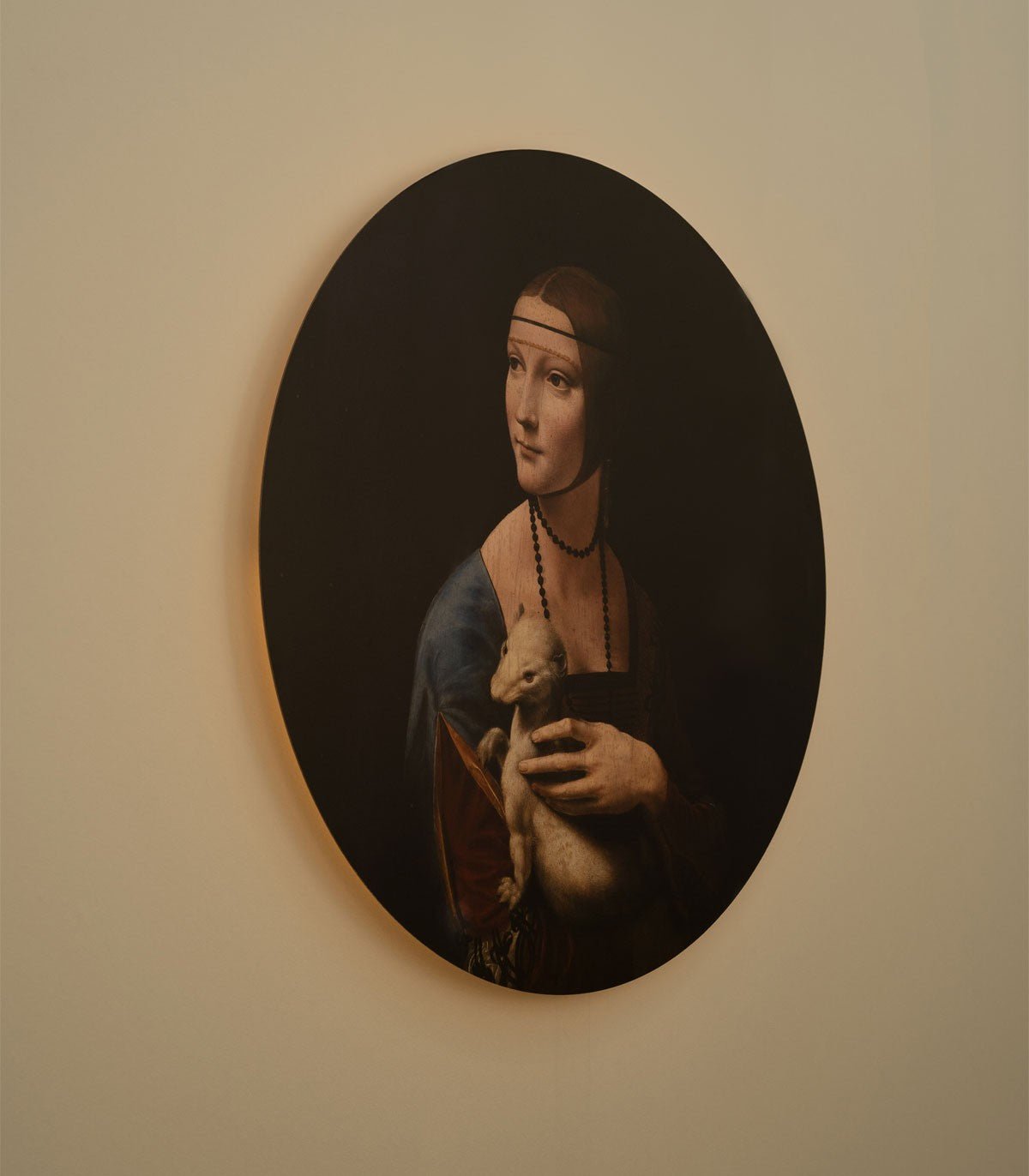 Dots Lighting Lady with an Ermine - Wallcolors®